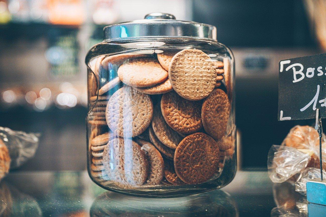 A cookie jar full of cookies.